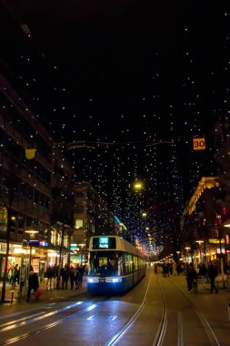 Zürih, İsviçre - 8 Aralık 2022: İsviçre 'nin Zürih şehrinde Noel için dekore edilen ünlü Bahnhofstrasse caddesi