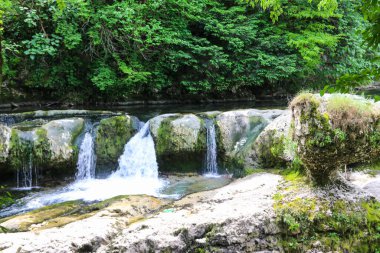 Georgia 'daki Martvili Kanyonu. Dağ nehri manzaralı güzel doğal kanyon Abasha