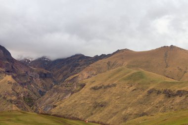 Gürcistan 'daki Kafkasya dağlarının manzarası