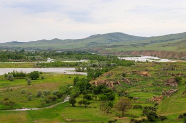 Antik mağara şehri Uplistsikhe, Georgia 'dan Kura Nehri ve Kafkas Dağları manzarası