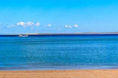 Beyaz sürat teknesi Kızıl Deniz 'de, Mısır' da