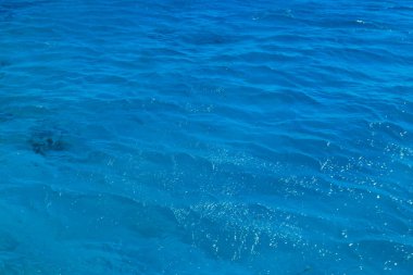 Mavi su dokusu arka planı. Denizin yüzeyi
