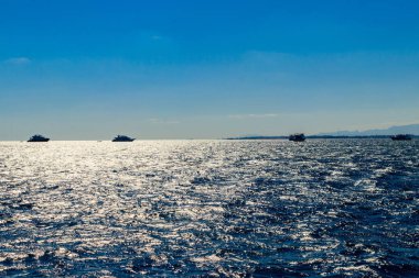 Kızıl Deniz 'de beyaz yatlar ufukta