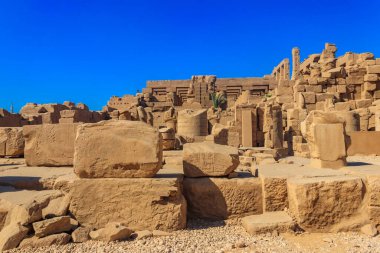 Karnak Tapınağı Kompleksi, yaygın olarak Karnak olarak bilinen, Luxor, Mısır 'daki çürümüş tapınaklar, şapeller, sütunlar ve diğer binaların geniş bir karışımından oluşur.
