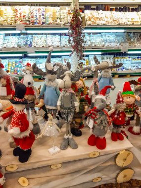 Bir mağazada Noel ve yeni yıl oyuncakları. Şenlikli kış Noel ticareti