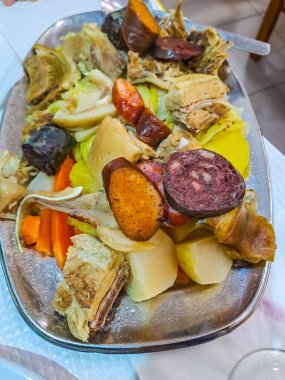 Bir restoranda servis edilen bir masada Portekiz yahnisi.