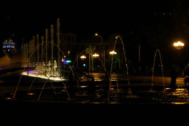 Geceleri Batumi Bulvarında şarkı söyleyip dans eden fıskiyeler.