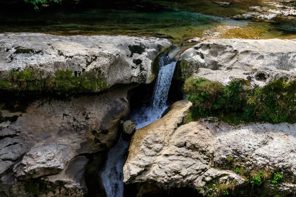 Georgia 'daki Martvili Kanyonu. Dağ nehri manzaralı güzel doğal kanyon Abasha