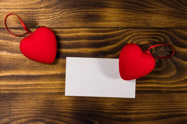 Открытка День Святого Валентина Два Красных Сердца Деревянном Фоне Вид Лицензионные Стоковые Фото