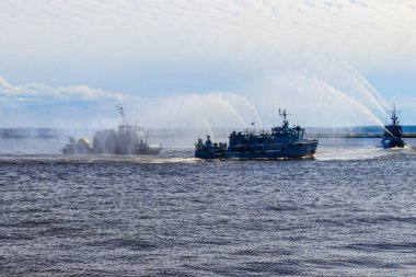 Donanma tatbikatlarında yanan bir gemiyi söndürmek.