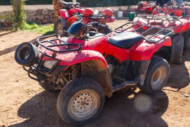 Sina Çölü, Mısır 'da safari gezileri için ATV motorsikletleri