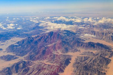 Mısır 'daki Sina dağları ve çöl manzarası. Uçaktan görünüm