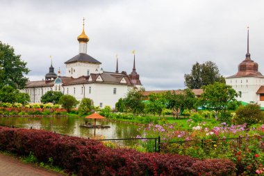 Yaroslavl, Rusya 'daki Tolga manastırındaki Aziz Niklas Kilisesi ve bahçe havuzu.