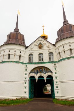 Rusya, Yaroslavl 'daki Vvedensky Tolga manastırının kutsal kapıları.