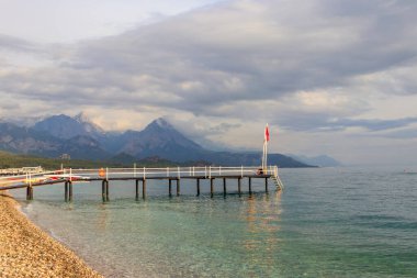 Türkiye 'nin Antalya ilinin Kemer ilçesindeki Akdeniz kıyısı ve Taurus dağlarının manzarası