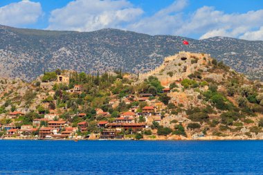 Türkiye 'nin Antalya ilinin Akdeniz kıyısındaki bir dağda kalesi olan antik Lycia kasabası Simena' nın manzarası