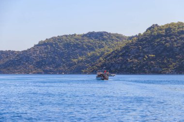 Türkiye 'nin Antalya ilinin Kekova adası yakınlarındaki Akdeniz' de yelken açan turizm gemisi. Türk Rivierası