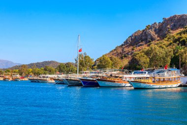 Türkiye 'de Akdeniz kıyısında turist botları bulunan liman