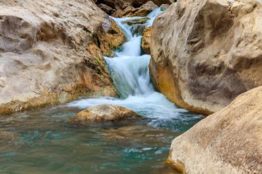 Antalya ilinin Goynuk kanyonunda küçük şelale, Türkiye