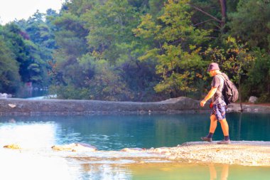 Sırt çantalı genç adam, Türkiye 'nin Lycian Yolu' ndaki Goynuk Kanyonu 'nda yürüyor