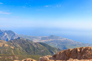 Türkiye 'nin Antalya ilinin Kemer ilçesi yakınlarındaki Tahtali dağının tepesinden Taurus dağları ve Akdeniz manzarası