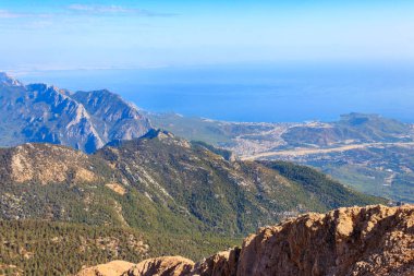 Türkiye 'nin Antalya ilinin Kemer ilçesi yakınlarındaki Tahtali dağının tepesinden Taurus dağları ve Akdeniz manzarası