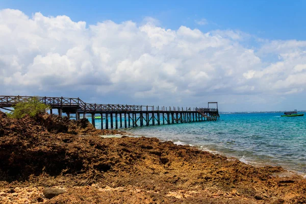 Zanzibar, Tanzanya 'daki Zanzibar Hapishanesi' nde açık mavi okyanusa giden ahşap iskele.