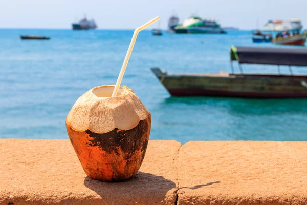 Čerstvý Tropický Kokosový Koktejl Pitnou Slámou Moře Kamenném Městě Zanzibaru Royalty Free Stock Fotografie
