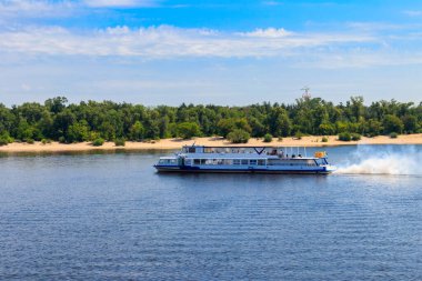 Kiev, Ukrayna - 28 Temmuz 2018: Kiev 'deki Dinyeper nehrinde seyahat eden turist gemisi