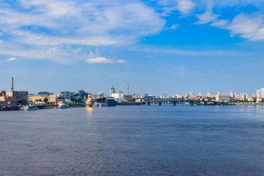 Kiev, Ukrayna - 28 Temmuz 2018: Kiev 'deki Podil Mahallesi ve Dinyeper Nehri manzarası