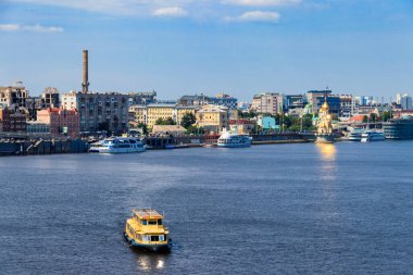 Kiev, Ukrayna - 28 Temmuz 2018: Kiev 'deki Podil Mahallesi ve Dinyeper Nehri manzarası