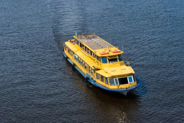 Kiev, Ukrayna - 28 Temmuz 2018: Kiev 'deki Dinyeper nehrinde seyahat eden turist gemisi