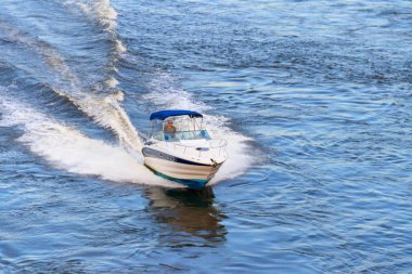 Kiev, Ukrayna - 27 Haziran 2020: Ukrayna 'nın Kiev kentindeki Dinyeper nehri üzerinde beyaz sürat teknesi