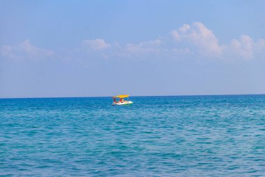 Lazurne, Ukrayna - 18 Temmuz 2020: Genç çift Lazurne, Ukrayna 'da Karadeniz' de bir pedalo teknesinde