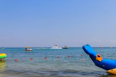 Lazurne, Ukrayna - 18 Temmuz 2020: Lazurne, Ukrayna 'da bilinmeyen insanlar Karadeniz' de eğleniyor