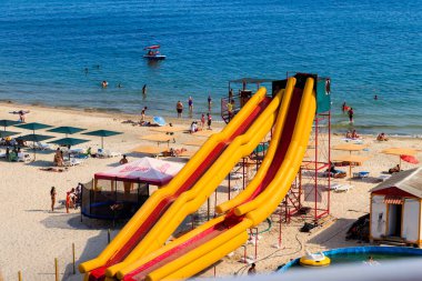 Lazurne, Ukrayna - 18 Temmuz 2020: Lazurne, Ukrayna 'da Karadeniz kıyısında şişme su kaydırağı