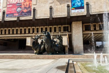Kharkov, Ukrayna - 5 Nisan 2021: Ukrayna 'nın Kharkov kentinde ulusal opera ve bale tiyatrosu binası
