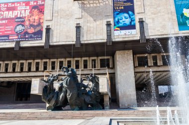 Kharkov, Ukrayna - 5 Nisan 2021: Ukrayna 'nın Kharkov kentinde ulusal opera ve bale tiyatrosu binası