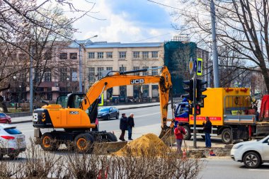 Kharkov, Ukrayna - 5 Nisan 2021: Ukrayna 'nın başkenti Kharkiv' de yol yüzeyinin onarımı