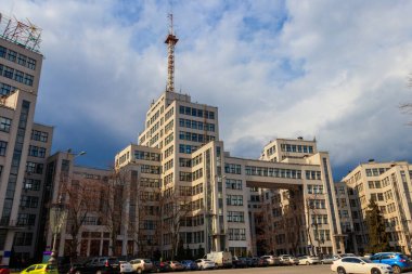 Kharkov, Ukrayna - 5 Nisan 2021: Devlet Sanayi Binası veya Sanayi Sarayı (Derzhprom veya Gosprom) Ukrayna 'nın Kharkov kentindeki Özgürlük Meydanı' nda