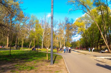 Kharkov, Ukrayna - 5 Mayıs 2021: Ukrayna 'nın Kharkiv kentindeki Sarzhin Yar parkında yürüyen insanlar