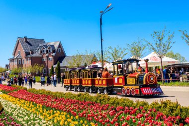 Kiev bölgesi, Ukrayna - 10 Mayıs 2021: Ukrayna 'nın Kiev bölgesindeki Dobropark parkında turist taşıyan tren şeklinde bir turist taşımacılığı