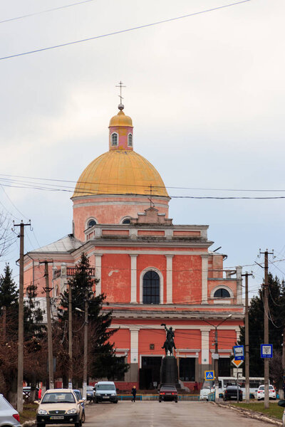 Тульчин, Украина - 2 апреля 2018 г.: Вид на православный собор Рождества Христова (до 1832 г. - Доминиканская католическая церковь)