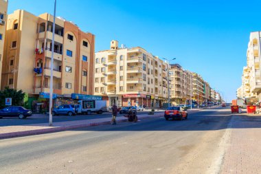 Hurghada, Mısır - 6 Aralık 2018: Hurghada, Mısır 'da bir şehir caddesinde trafik