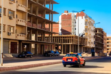 Hurghada, Mısır - 6 Aralık 2018: Hurghada, Mısır 'da bir şehir caddesinde trafik