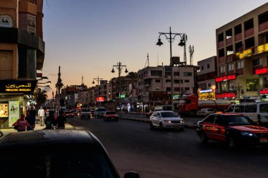 Hurghada, Mısır - 6 Aralık 2018: Geceleyin Sheraton caddesinde trafik
