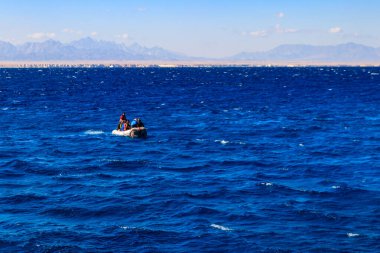 Hurghada, Mısır - 7 Aralık 2018: Kızıldeniz, Mısır 'da turistlerle dolu şişme tekne