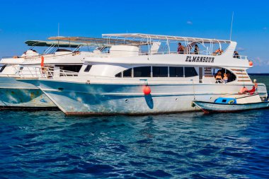 Hurghada, Mısır - 7 Aralık 2018: Kızıldeniz, Mısır 'daki mercan resifleri yakınında demirli beyaz yatlar