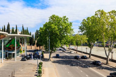 Tiflis, Gürcistan - 1 Mayıs 2018: Tiflis, Gürcistan 'da bir caddede trafik