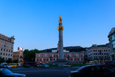 Tiflis, Gürcistan - 1 Mayıs 2018: Aziz George 'un Shota Rustaveli Bulvarı' ndaki Özgürlük Meydanı 'nda ejderhayı öldürüşünü resmeden Özgürlük ve Zafer Anıtı